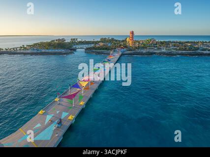 Vue aérienne d'un port de bateau de croisière vers une île des Caraïbes aux Bahamas Banque D'Images
