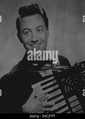 Il s'agit de Charles Camilleri, 24 (photo) petit, sombre et maintenant le meilleur accordéoniste britannique pour piano. Il y a un an, les Camilleri qui parlent vite sont arrivés en Grande-Bretagne à plat cassé. Il n'a fait le top que parce que sa fille l'a encouragé et lui a fait sauver la course. Et il admet qu'il doit tout à la jolie fille, SLIM June Harris, 22 ans, d'Allison Rd Kensington. 29 septembre 1955. Banque D'Images