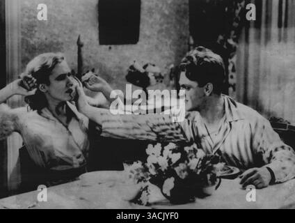 Movie Tough Guy - James Cagney pousse un pamplemousse dans le visage de Mae Clark dans ce ***** De 'The public Enemy' qui a fait de Cagney une star et lui a valu sa place dans l'histoire du cinéma en tant que pugnace hoodlum. Cagney est décédé dimanche à l'âge de 86 ans. 30 mars 1931. (Photo par AP Laserphoto) Banque D'Images