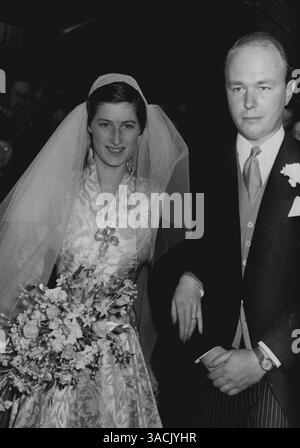 Lady Mary Cambridge marie la plus belle mariée de l'année. Un mariage de village avec l'une des plus belles mariées de l'année comme attraction principale, a eu lieu dans l'église Old Norman à Kirtling, près d'ici. La mariée, Lady Mary Cambridge, fille de 26 ans du marquis et marquis de Cambridge, est la fille-Dieu de la reine Mary et cousine du roi. Son époux, M. Peter Whitley, âgé de 27 ans, est le fils de Sir Norman Whitley, ancien juge en chef de l'Ouganda. Ils se sont rencontrés en naviguant cet été. Images : la belle mariée, Lady Mary Cambridge, et M.R. Peter Whitley, le Bridgroom, Banque D'Images