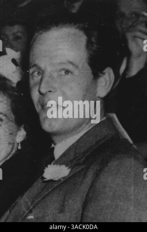 A New Picture of Mr. Donald Maclean, 38 ans chef du département américain du ministère britannique des Affaires étrangères - l'un des deux diplomates disparus pour qui un continent - Wide Search est maintenant en cours. Disparu avec Maclean est Mr. Guy Burgess, 40 ans, un deuxième secrétaire, qui était en congé à Londres en attente d'une affectation à l'étranger après un court séjour à Washington. Les deux hommes disparurent du 3 170 tonnes Cross - Channel Steamer falaise, laissant leurs bagages à bord. Des télégrammes, envoyés de Paris, ont été reçus par des proches en Angleterre. Ceux-ci, a-t-on appris, n'étaient pas dans leur propre écriture quand remis dans th Banque D'Images