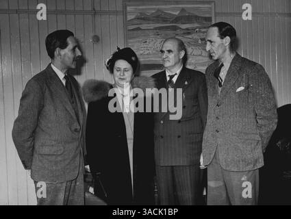 Président des communes australiennes en visite en Irlande du Nord. L'honorable A. Cameron, Président de la Chambre des communes australienne à Canberra, est actuellement en visite en Irlande du Nord en compagnie de son épouse MRS Cameron. La photographie montre : The Hon, A. Cameron et MRS Cameron (au centre) avec Sir Norman Strange, président de la Chambre des communes d'Irlande du Nord (à gauche) et Lt.Col.G.H.H. Le secrétaire général du Ryland Ulster Branch Overseas League, lors de la visite du président australien en Irlande du Nord. 25 juin 1953. (Photo Fox photos). Banque D'Images