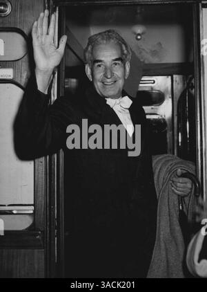 Sir Alexander Bustamente. Bustamante, premier ministre de la Jamaïque, vagues au revoir Be entre dans le train de la première étape de son voyage de retour. Il était en Grande-Bretagne pour le couronnement. 05 juin 1953. (Photo de Evening Standard). Banque D'Images