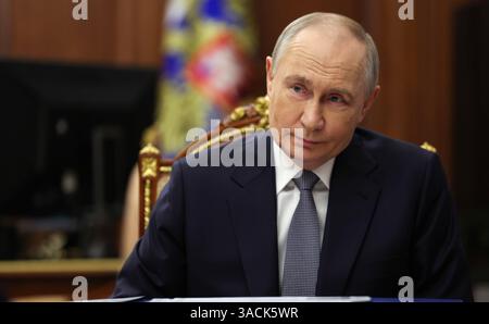 Moscou, Russie. 04th Apr, 2025. Le président russe Vladimir Poutine, écoute la ministre de la culture Olga Lyubimova, lors d'une réunion en face à face au Kremlin, le 4 avril 2025 à Moscou, en Russie. Crédit : Vyacheslav Prokofyev/Kremlin Pool/Alamy Live News Banque D'Images