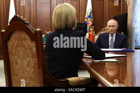Moscou, Russie. 04th Apr, 2025. Le président russe Vladimir Poutine, à droite, écoute la ministre de la culture Olga Lyubimova, à gauche, lors d'une rencontre en face à face au Kremlin, le 4 avril 2025 à Moscou, en Russie. Crédit : Vyacheslav Prokofyev/Kremlin Pool/Alamy Live News Banque D'Images