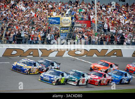 17 février 2008 Daytona Beach, FL USA ; Jimmie Johnson (48) mène le peloton vert (agité par Richard Petty) pour commencer la 50e Daytona 500 au Daytona International Speedway, remporté par Ryan Newman. (Crédit image : © PHOTOGRAPHER/Cal Sport Media) Banque D'Images
