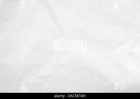 Papier d'emballage froissé blanc - fond de papier avec des plis comme une texture inégale avec un espace de texte Banque D'Images