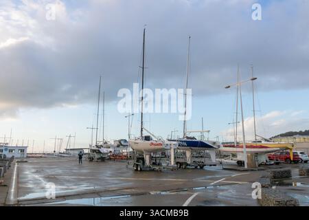 Le Havre, France, 26 février 2025 : des voiliers hivernaux reposent à terre dans le port du Havre, en Normandie, enveloppés et en attente sous la fraîcheur des mois de février Banque D'Images