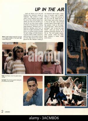 Le South High Yearbook 1988 couvre les événements de l’année scolaire, les réalisations des élèves, l’athlétisme et les activités des clubs de 1987 à 1988, mettant en valeur le dynamisme de la vie au secondaire. Banque D'Images