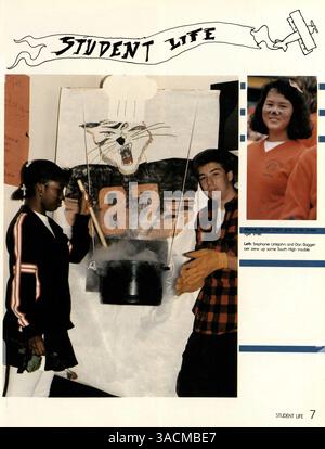 L'annuaire 'Tiger 1988' de South High School met en lumière les moments clés de l'année scolaire 1987-1988 avec des images et du texte couvrant les réalisations des étudiants, les sports, les clubs et les événements importants. Banque D'Images