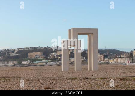 Le Havre, France - 26 février 2025 : UP 3 est une sculpture monumentale en béton blanc de Sabina Lang et Daniel Baumann installée en permanence sur le Banque D'Images