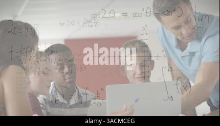 Image d'équations mathématiques sur des écoliers utilisant un ordinateur portable Banque D'Images