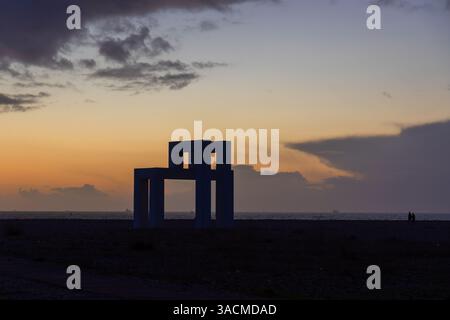 Le Havre, France - 26 février 2025 : UP 3 est une sculpture monumentale en béton blanc de Sabina Lang et Daniel Baumann installée en permanence sur le Banque D'Images