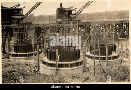Cette photo montre les enveloppes métalliques qui maintiendront la fondation en béton des piliers du pont Mendota en construction, représentant le début de son processus de construction. Banque D'Images