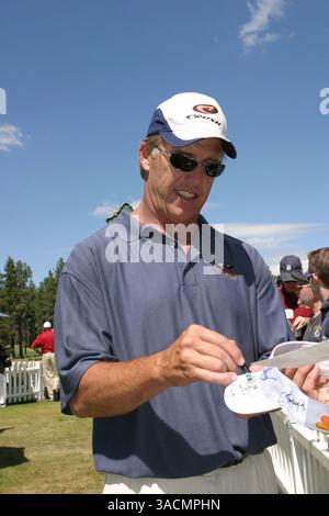18 juillet 2004 ; South Lake Tahoe, NV, États-Unis ; ancien quarterback MVP des Broncos de Denver Super Bowl, JOHN ELWAY a joué au golf au championnat américain du siècle qui s'est tenu au parcours de golf Edgewood Tahoe. L'événement est une collecte de fonds pour le « Fallen Patriot Fund » qui donne de l'argent aux familles de soldats blessés ou tués pendant l'opération liberté irakienne. Banque D'Images