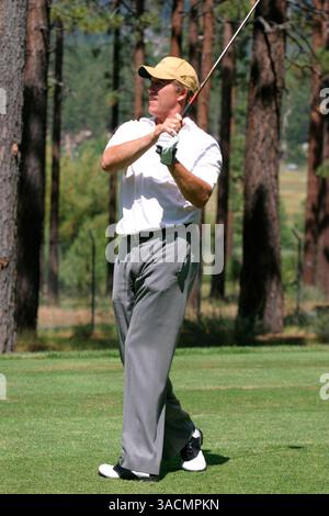 16 juillet 2004 ; South Lake Tahoe, NV, États-Unis ; ancien quarterback MVP des Broncos de Denver de la NFL, JOHN ELWAY a joué au golf lors de l'American Century Championship qui s'est tenu au Edgewood Tahoe Golf course. L'événement est une collecte de fonds pour le « Fallen Patriot Fund », qui donne de l'argent aux familles de soldats blessés ou tués pendant l'opération liberté irakienne. Banque D'Images