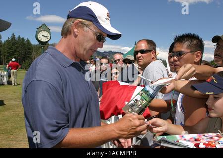 18 juillet 2004 ; South Lake Tahoe, NV, États-Unis ; ancien quarterback MVP des Broncos de Denver Super Bowl, JOHN ELWAY a joué au golf au championnat américain du siècle qui s'est tenu au parcours de golf Edgewood Tahoe. L'événement est une collecte de fonds pour le « Fallen Patriot Fund » qui donne de l'argent aux familles de soldats blessés ou tués pendant l'opération liberté irakienne. Banque D'Images