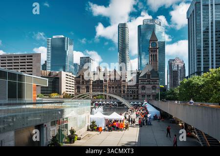 Nathan Phillips Square dans le centre-ville de Toronto, Ontario, Canada Banque D'Images