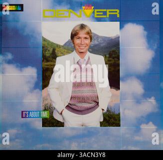 Pochette de disque vinyle vintage, John Denver, It's About Time, 1983 Banque D'Images