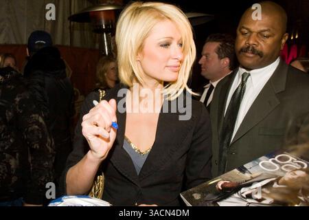Jan 31, 2008 - Scottsdale, Arizona, États-Unis - avec un garde du corps qui la entoure, l'héritière de l'hôtel PARIS HILTON signe des autographes pour les fans sur le tapis rouge à la fête Pontiac G8 50 cent dans le 944 Party Village à Scottsdale, AZ, jeudi soir. Des célébrités hollywoodiennes étaient à Scottsdale, Arizona, jeudi soir pour le lancement de la Pontiac G8, la nouvelle berline intermédiaire de Pontiac, rapper 50 cent joué à la fête. Le Super Bowl et le tournoi de golf FBR Open sont tous deux dans la région de Phoenix cette semaine et il y a des fêtes et des observations de célébrités à de nombreux endroits nocturnes dans la vallée. (Crédit image : © Jack Kurtz/ZUMA Banque D'Images