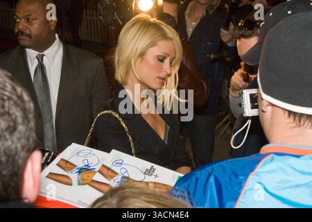 Jan 31, 2008 - Scottsdale, Arizona, États-Unis - L'héritière de l'hôtel PARIS HILTON autographes magazines et tee-shirts pour les fans sur le tapis rouge à la fête Pontiac G8 50 cent dans le 944 Party Village à Scottsdale, AZ, jeudi soir. Des célébrités hollywoodiennes étaient à Scottsdale, Arizona, jeudi soir pour le lancement de la Pontiac G8, la nouvelle berline intermédiaire de Pontiac, rapper 50 cent joué à la fête. Le Super Bowl et le tournoi de golf FBR Open sont tous deux dans la région de Phoenix cette semaine et il y a des fêtes et des observations de célébrités à de nombreux endroits nocturnes dans la vallée. (Crédit image : © Jack Kurtz/ZUMA Press) Banque D'Images