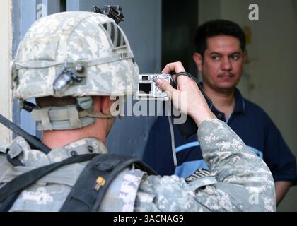 02 août 2007 - Kubaysah, Irak - les soldats de l'armée américaine avec le 2e bataillon, 7e régiment d'infanterie, recueillent des données de recensement d'hommes d'âge militaire au cours d'une opération récente de 72 heures ici. La Task Force 2-7, ainsi que les soldats de l'armée irakienne avec le 1er bataillon, la 2e brigade, la 7e division IA, ont travaillé ensemble pour débarrasser la ville de tout insurgé. (Crédit image : © Adam Johnston/US MARINES/ZUMA Press) Banque D'Images