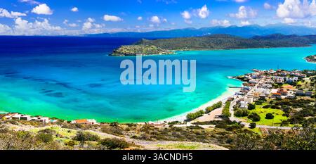 Grèce. destinations estivales parfaites. Crète. Vue sur l'île de Spinalonga depuis la plage de Plaka. Nature pittoresque et beau paysage de plage Banque D'Images