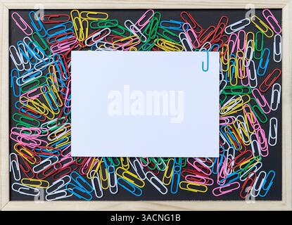 Fond avec trombones colorés et papier avec espace texte, Banque D'Images