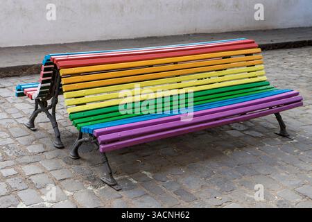 Banc peint en couleurs arc-en-ciel, Banque D'Images