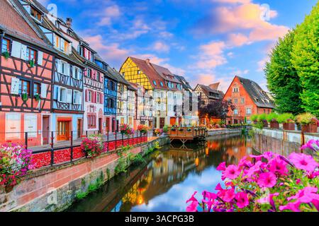 Colmar, Alsace, France. Petite Venise, canal d'eau et maisons traditionnelles à colombages. Banque D'Images