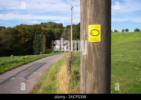 Sentier de randonnée longue distance Bergischer Panoramasteig avec l'accent sur le waymark typique en Allemagne Banque D'Images