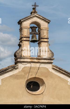 Cloche historique vue à Beaumes-de-Venise, une commune du département du Vaucluse en région Provence dans le sud-est de la France Banque D'Images