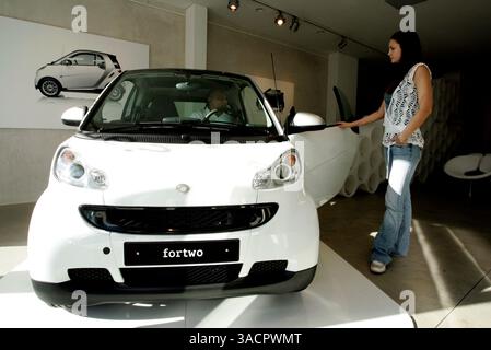 14 novembre 2007 Venice Beach, CA, USA - Smart car a ouvert sa première salle d'exposition américaine, qu'elle appelle la Smart House, sur Abbot Kinney à Venise. Les acheteurs peuvent faire un essai routier et vérifier quatre Smart Fortwos exposés dans le studio rénové. Pour commander une nouvelle Smart fortwo 2008, ils ont une liste de réservation sur leur site web, et les voitures seront disponibles début 2008. Smart est une division de Mercedes car Group. Crédit image : © Jonathan Alcorn/ZUMA Press. © Copyright 2007 Jonathan Alcorn Banque D'Images
