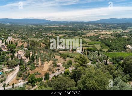 Paysage autour de Gordes, une commune de la région provençale du sud de la France en été Banque D'Images