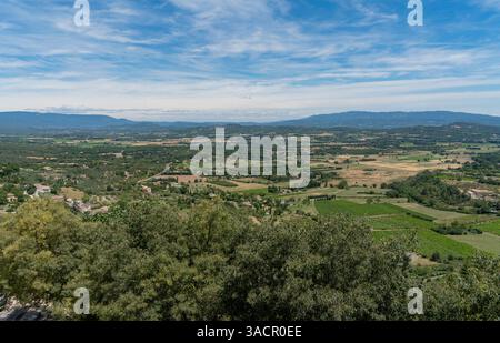 Paysage autour de Gordes, une commune de la région provençale du sud de la France en été Banque D'Images