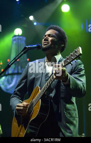 17 novembre 2007 - Oakland, Californie, États-Unis - BEN HARPER & THE INNOCENT CRIMINELS jouent un spectacle à guichets fermés au Paramount Theater, Oakland. (Crédit image : © Jerome Brunet/ZUMA Press) Banque D'Images