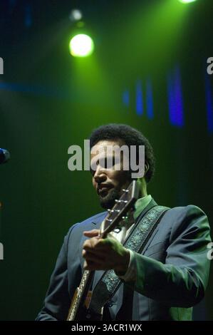 17 novembre 2007 - Oakland, Californie, États-Unis - BEN HARPER & THE INNOCENT CRIMINELS jouent un spectacle à guichets fermés au Paramount Theater, Oakland. (Crédit image : © Jerome Brunet/ZUMA Press) Banque D'Images
