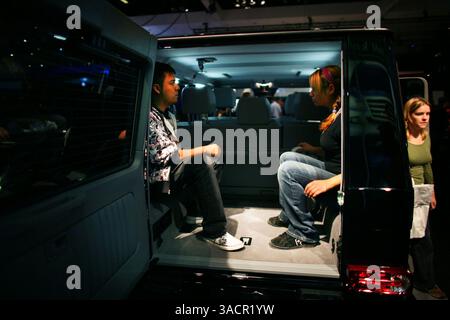 17 novembre 2007 - Los Angeles, Californie, États-Unis - de gauche à droite, Zach Olivares et Ashley Montes sont assis à l'arrière d'un SUV Mercedes-Benz 2008 lors du salon de l'auto de Los Angeles 2007 le 17 novembre 2007 à Los Angeles. (Crédit image : © Guy Kitchens/ZUMA Press) Banque D'Images