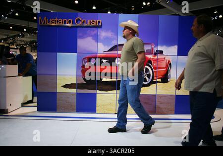 17 novembre 2007 - Los Angeles, Californie, États-Unis - les gens marchent devant la Ford Mustang 2008 pendant le salon de l'auto de Los Angeles 2007 le 17 novembre 2007. (Crédit image : © Guy Kitchens/ZUMA Press) Banque D'Images