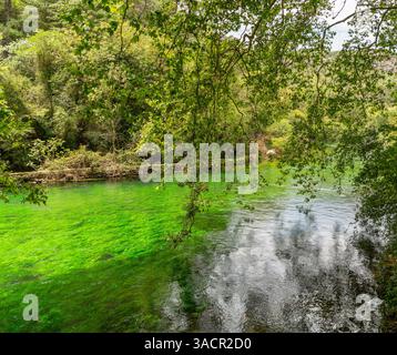 Paysage autour de la Fontaine-de-Vaucluse, une commune proche d'une source du même nom dans le sud-est du département du Vaucluse Banque D'Images