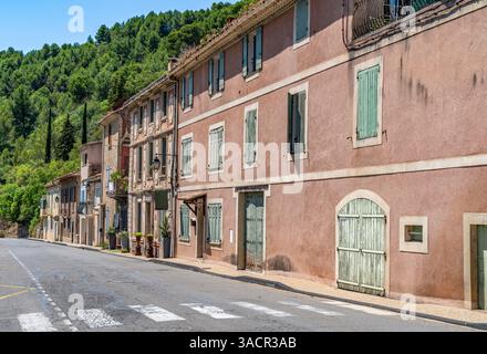 Paysage autour de Fontaine-de-Vaucluse, une commune proche d'une source du même nom dans le sud-est du département du Vaucluse Banque D'Images