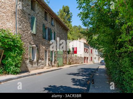 Paysage autour de Fontaine-de-Vaucluse, une commune proche d'une source du même nom dans le sud-est du département du Vaucluse Banque D'Images