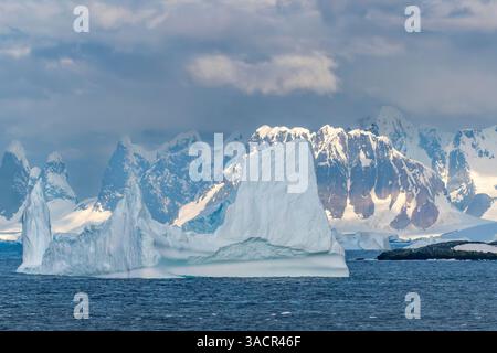 Antarctique. Paysage avec montagnes et icebergs. ©Cathy & Gordon Illg / Galerie Jaynes / DanitaDelimont.com Banque D'Images