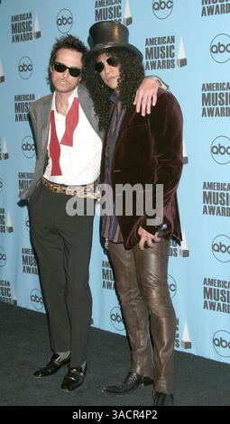18 novembre 2007 ; Hollywood, Californie, États-Unis ; musiciens SCOTT WEILAND et SLASH lors de la 35e cérémonie des American Music Awards au Nokia Theater de Los Angeles. Crédit obligatoire : photo de Paul Fenton/ZUMA Press. (©) Copyright 2007 par Paul Fenton Banque D'Images