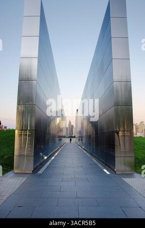 Empty Sky Memorial dans Liberty State Park avec Manhattan en arrière-plan Banque D'Images