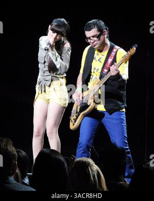 24 novembre 2007 - Los Angeles, Californie, États-Unis - le chanteur DENISSE GUERRERO et le bassiste RICHIE ARREOLA du groupe pop Belanova se produisent en direct au Nokia Theater de Los Angeles. (Crédit image : © Jesus Jimenez/ZUMA Press) Banque D'Images