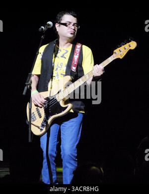24 novembre 2007 - Los Angeles, Californie, États-Unis - le bassiste RICHIE ARREOLA du groupe pop 'Belanova' se produit en direct au Nokia Theater de Los Angeles. (Crédit image : © Jesus Jimenez/ZUMA Press) Banque D'Images