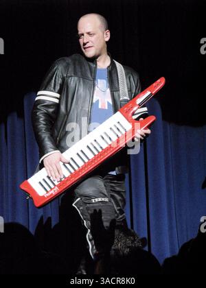 24 novembre 2007 - Los Angeles, Californie, États-Unis - le claviériste JORGE SOTO du groupe pop 'Moenia' se produit en direct au Nokia Theater de Los Angeles. (Crédit image : © Jesus Jimenez/ZUMA Press) Banque D'Images
