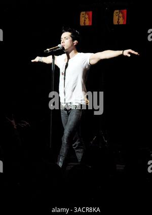 24 novembre 2007 - Los Angeles, Californie, États-Unis - le chanteur ALFONSO PICHARDO du groupe pop 'Moenia' se produit en direct au Nokia Theater de Los Angeles. (Crédit image : © Jesus Jimenez/ZUMA Press) Banque D'Images