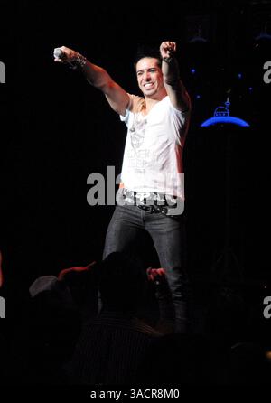 24 novembre 2007 - Los Angeles, Californie, États-Unis - le chanteur ALFONSO PICHARDO du groupe pop 'Moenia' se produit en direct au Nokia Theater de Los Angeles. (Crédit image : © Jesus Jimenez/ZUMA Press) Banque D'Images